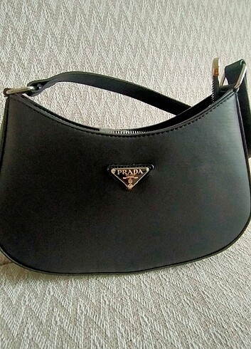 PRADA çanta yepyeni 
