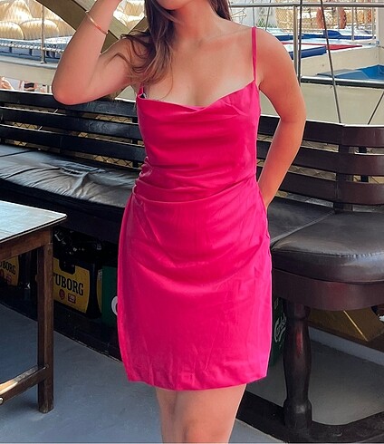 Pembe saten elbise