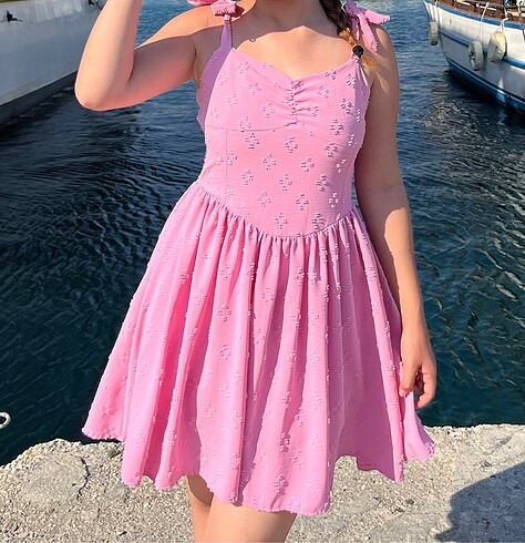 Pembe elbise