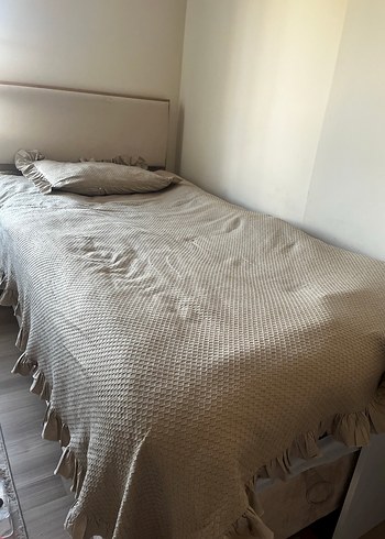 2K Bej Baskılı Fırfırlı Yatak Örtüsü
