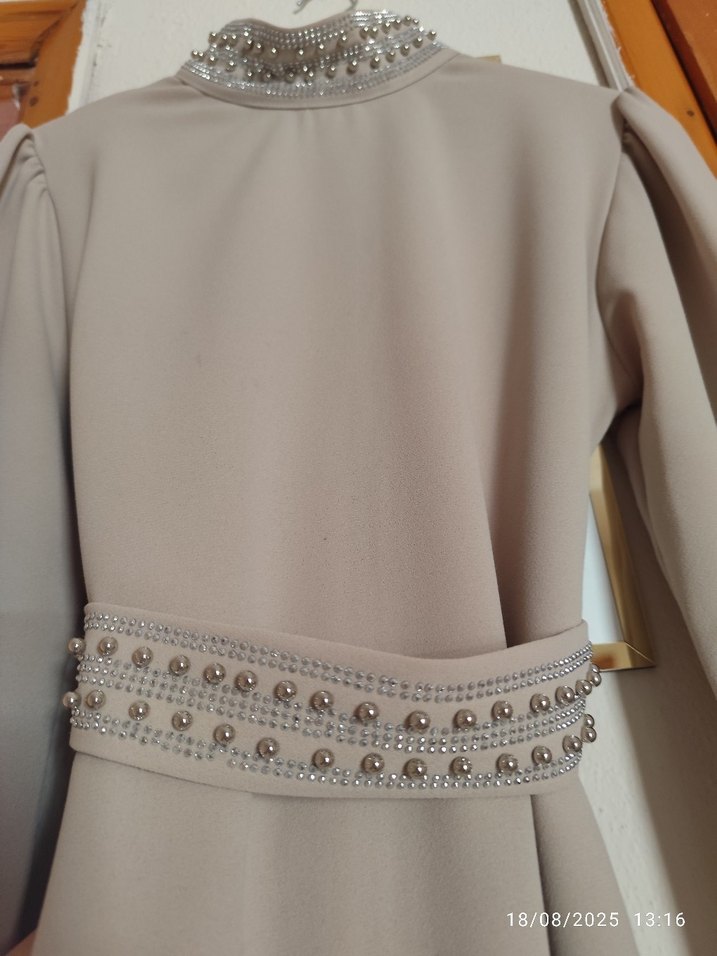 İnci Detaylı Uzun Bej Elbise - Görsel 2