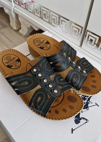 Kahverengi Yılan Desenli Dolgu Topuklu Kadın Terlik