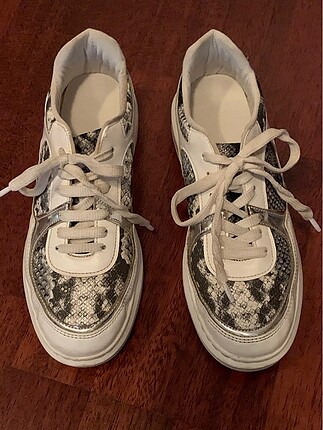 Nine West 37 siyah beyaz yılanlı beyaz sneaker