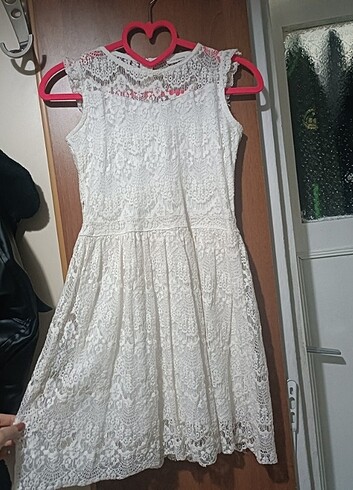 Beyaz güpürlü elbise