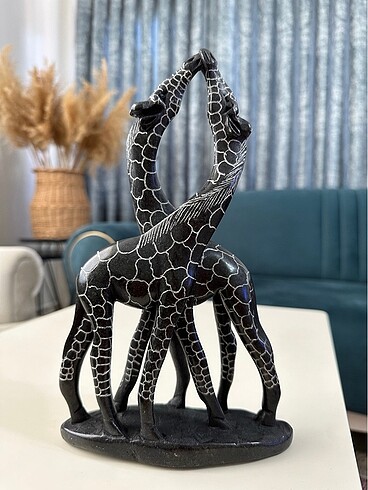 Afrikadan el yapımı taş zürafa heykeli