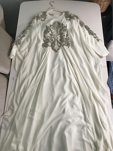 Uçuş uçuş işlemeli tesettür gelinlik - Görsel 11