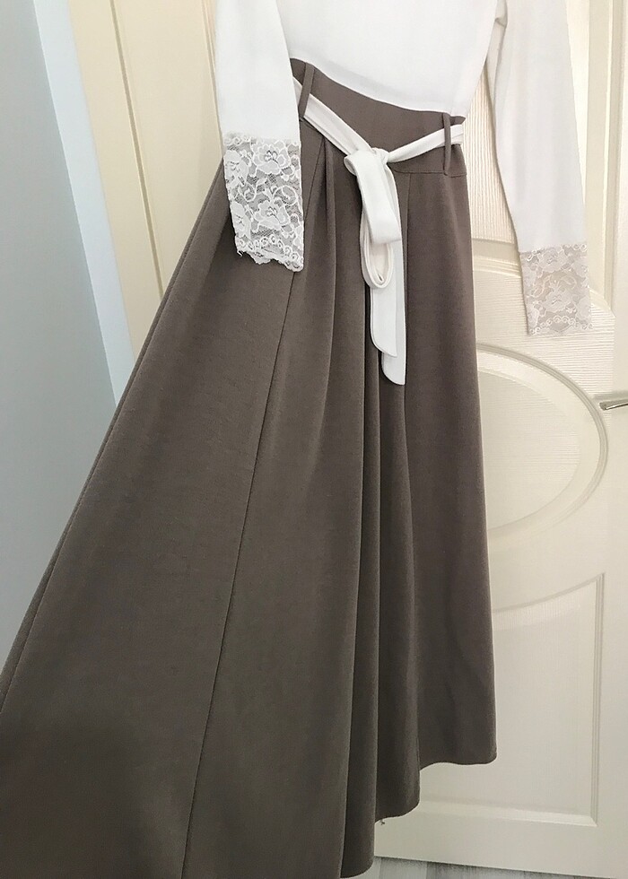 Dantel detaylı vintage tesettür elbise - Görsel 4