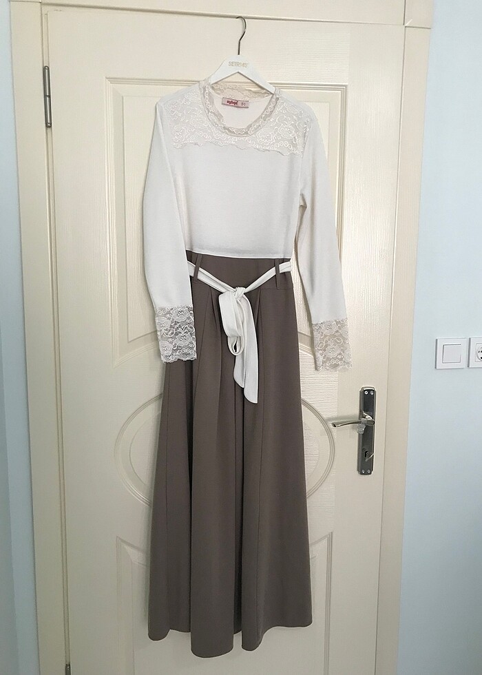 Dantel detaylı vintage tesettür elbise - Görsel 5