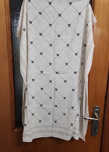 Diğer Minimal Siyah Desenli Beyaz Sal