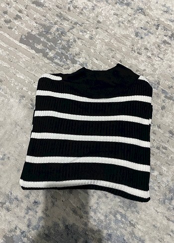 Siyah Beyaz Çizgili Boğazlı Triko Kazak - Görsel 2