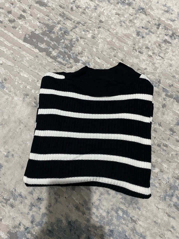Siyah Beyaz Çizgili Boğazlı Triko Kazak - Görsel 2