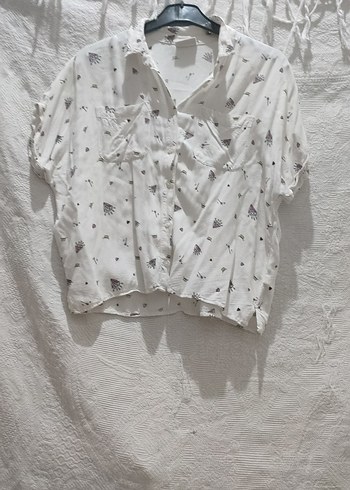 LC Waikiki Beyaz V Yaka Mini Düğmeli Kadın Gömlek
