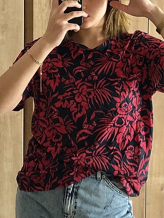 H&M Kırmızı Çiçek Detaylı Erkek T-shirt
