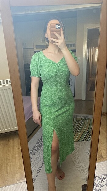 Yeşil yırtmaçlı elbise