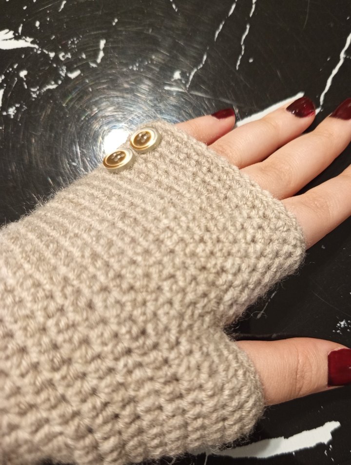 Düğmeli Bej Örgü Kadın Eldiven - Görsel 3