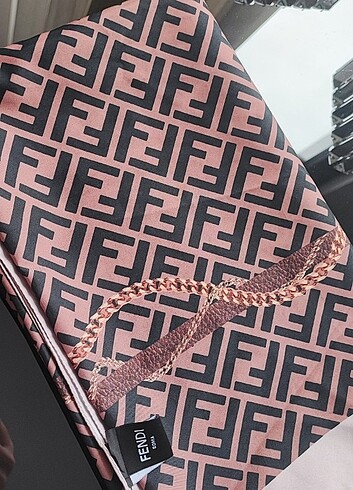 Fendi desen şal 