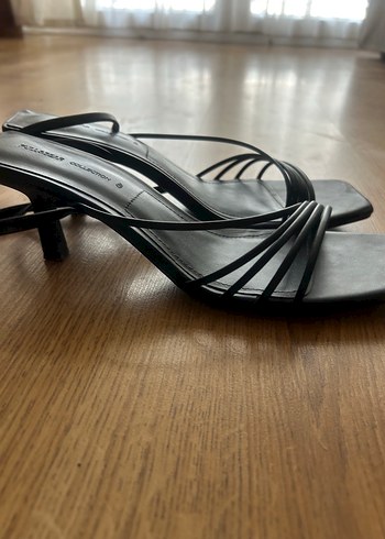 Zara Siyah Bantlı İnce Topuklu Kadın Sandalet