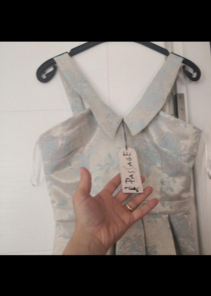 Dizilerde düğünler için elbise etiketi üzerinde - Görsel 2