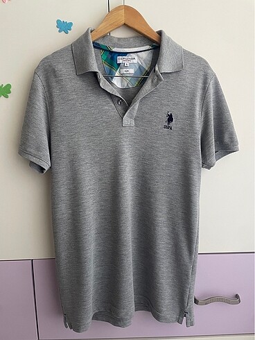 Gri polo yaka