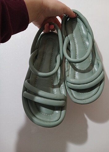 Su yeşili sandalet
