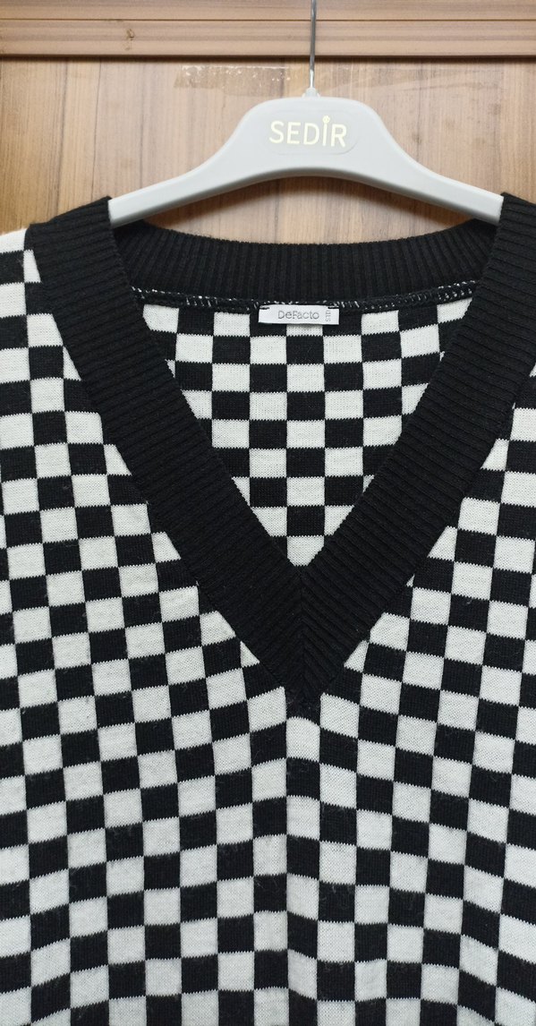 Kadın Kareli V Yaka Kısa Kollu Süveter - Görsel 2