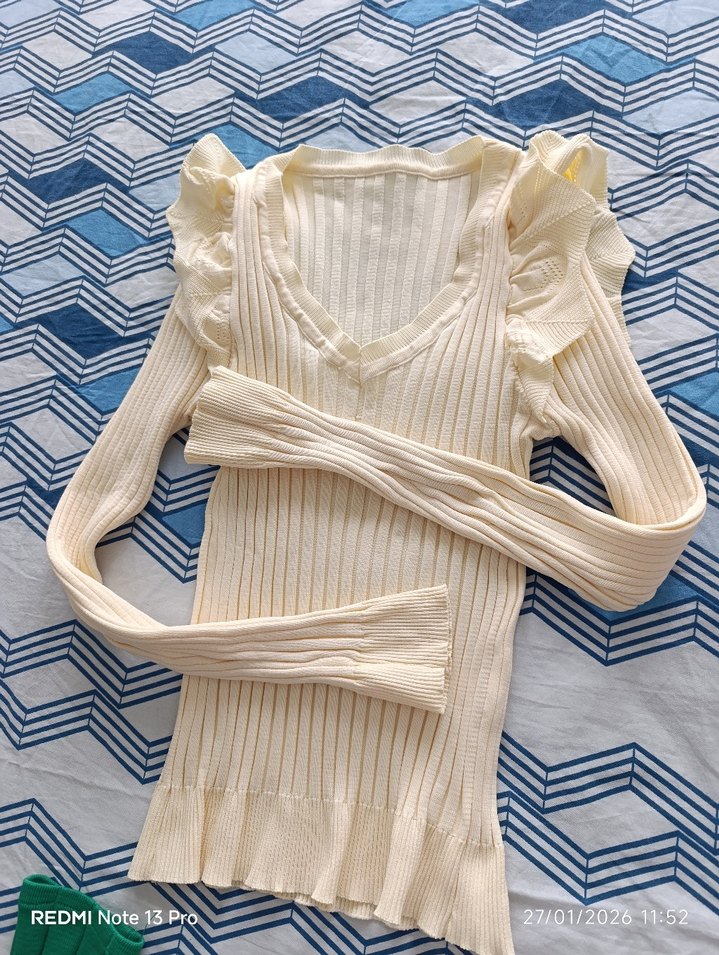 Beyaz V Yaka Uzun Kollu Triko Kazak - Görsel 3