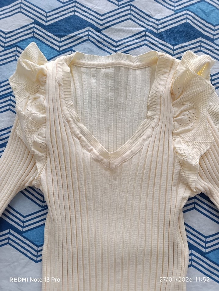 Beyaz V Yaka Uzun Kollu Triko Kazak - Görsel 2