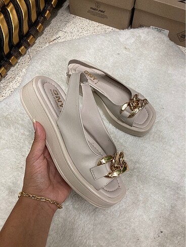 Bershka Kadın Bej Tokalı Sandalet