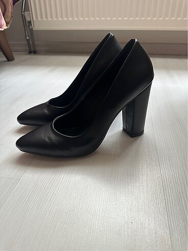 Siyah Topuklu ayakkabı