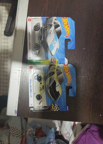 Hot Wheels Beyaz ve Gri Oyuncak Arabalar
