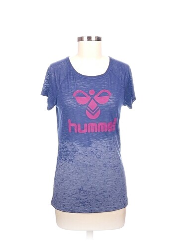 Hummel T-shirt %70 İndirimli.