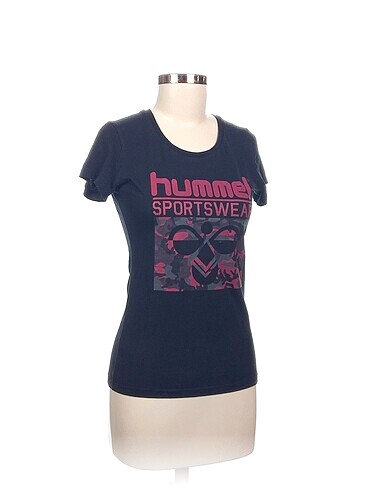 Hummel T-shirt %70 İndirimli.
