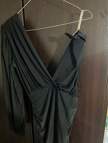Siyah taşlı elbise