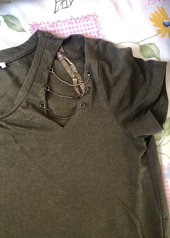 V Yaka Tokalı  Tişörtü - Görsel 3