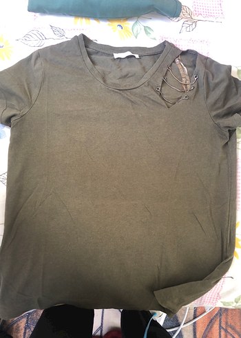 V Yaka Tokalı  Tişörtü - Görsel 2