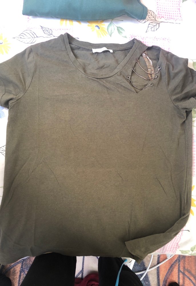 V Yaka Tokalı  Tişörtü - Görsel 2