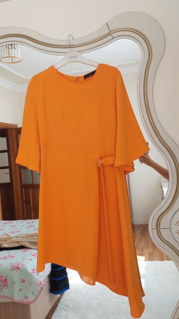 Asimetrik turuncu elbise çok şık - Görsel 4