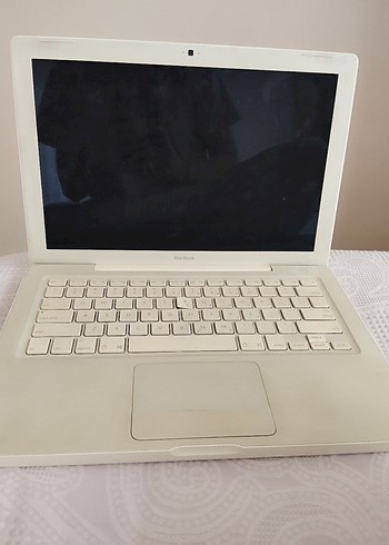 Beyaz MacBook Dizüstü Bilgisayar