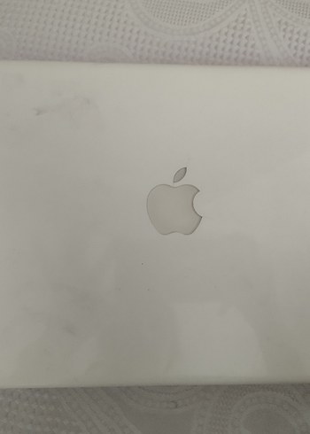 Apple Beyaz MacBook Dizüstü Bilgisayar