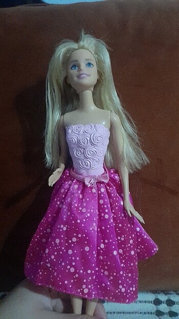 Barbie oyuncak bebek kıyafeti var