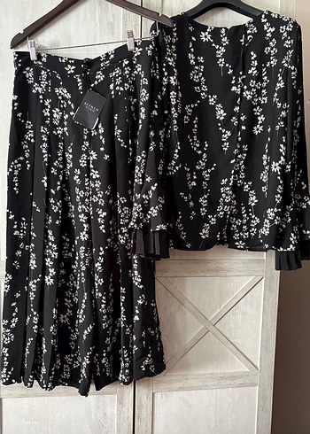 Beymen Studio Siyah Beyaz Cicekli Romantik Bluz Pantolon Takimi
