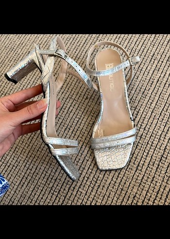 Gri Yılan Baskılı Tokalı Blok Topuklu Kadın Ayakkabı - Görsel 2