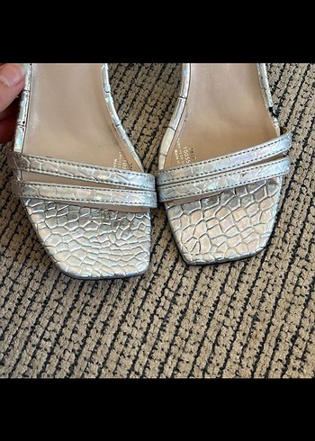 Gri Yılan Baskılı Tokalı Blok Topuklu Kadın Ayakkabı - Görsel 3