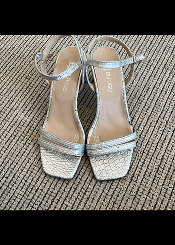 Gri Yılan Baskılı Tokalı Blok Topuklu Kadın Ayakkabı - Görsel 4