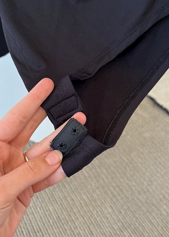 Siyah Drapeli Tek Omuz Uzun Kollu Bluz - Görsel 2