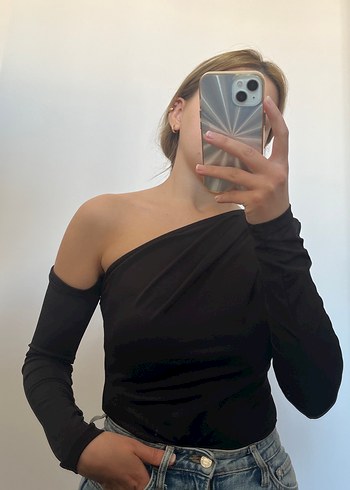 Siyah Drapeli Tek Omuz Uzun Kollu Bluz - Görsel 4