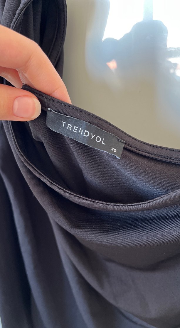 Siyah Drapeli Tek Omuz Uzun Kollu Bluz - Görsel 3