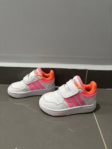 22 Beden beyaz Renk Adidas ayakkabı