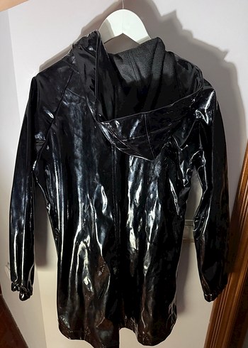 Parlak Siyah Midi Yağmurluk - Görsel 4