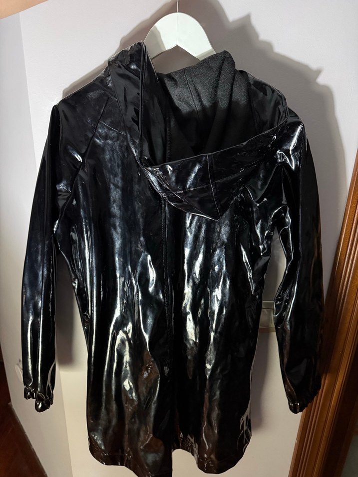 Parlak Siyah Midi Yağmurluk - Görsel 4